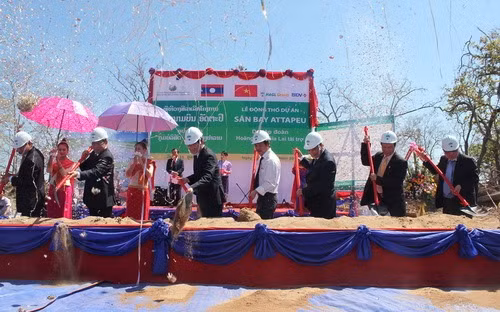 Lễ động thổ xây dựng sân bay quốc tế Attapeu tại Lào, ngày 11/2/2012. Công trình cũng do Hoàng Anh Gia Lai bỏ vốn đầu tư