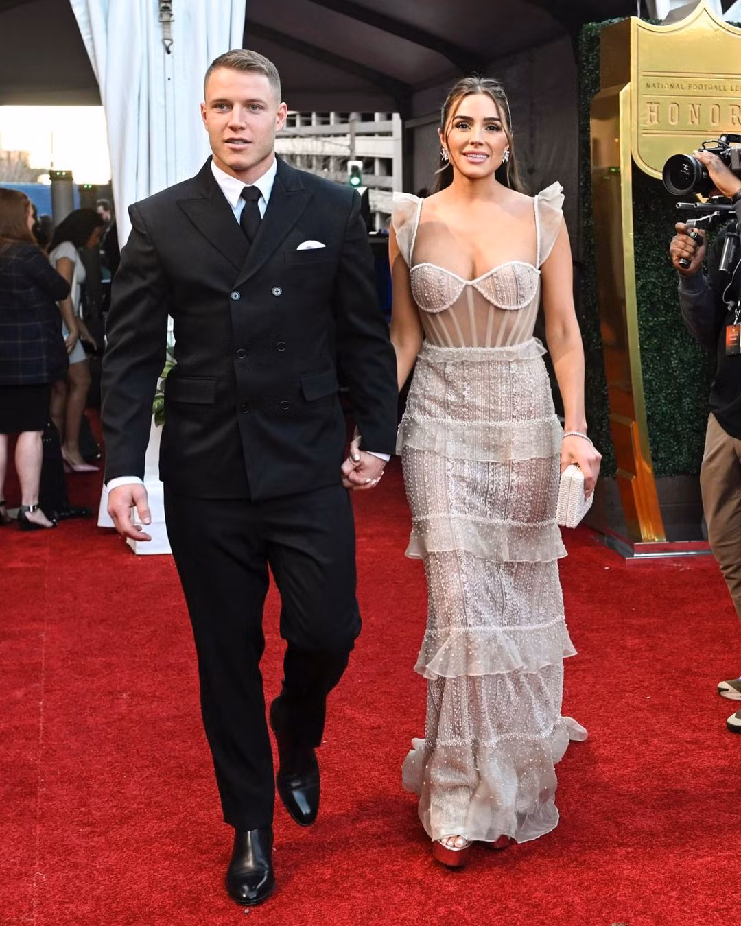 Trong suốt 4 năm hẹn hò, Olivia Culpo và bạn trai thường xuyên xuất hiện cùng nhau ở nhiều sự kiện. Họ được đánh giá là đẹp đôi. Là Hoa hậu Hoàn vũ có chiều cao thấp nhất lịch sử nhưng với gu ăn mặc tinh tế, Olivia Culpo luôn nổi bật khi sánh vai cùng bạn trai cầu thủ cao lớn.