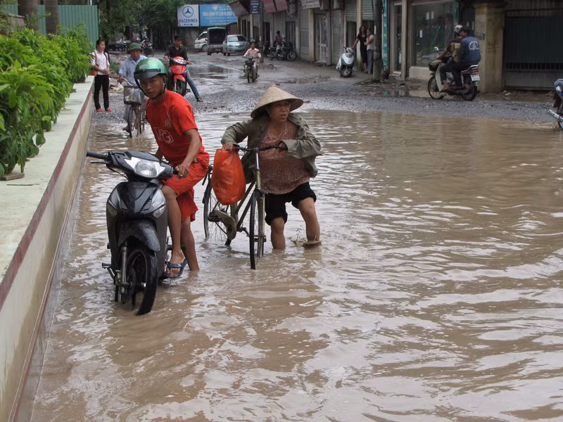 Nước ngập, xe chết máy. Ảnh: Trường Phong.