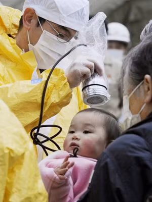 Kiểm tra phóng xạ cho một em bé ở tỉnh Fukushima. Ảnh: Reuters. Kiểm tra phóng xạ cho một em bé ở tỉnh Fukushima Ảnh: Reuters