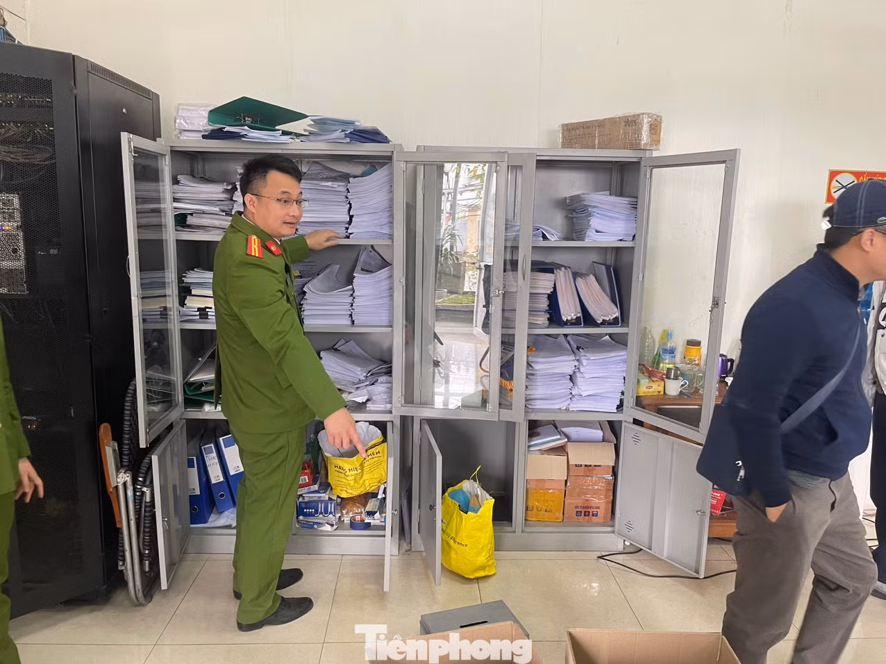Cơ quan công an khám xét tại trung tâm đăng kiểm. Cơ quan công an khám xét tại trung tâm đăng kiểm.