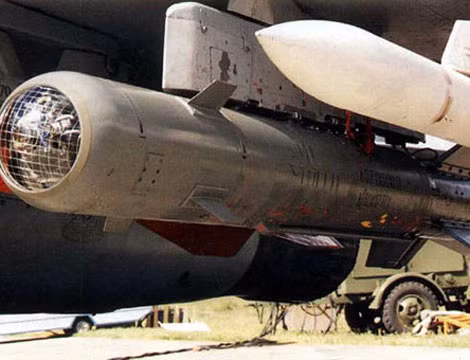 Để tấn công mục tiêu mặt đất, Su-30MK2V ngoài khả năng mang được tên lửa không đối đất còn mang bom có điều khiển như KAB-1500KR (tối đa 3 quả), KAB-500KR (tối đa 6 quả)