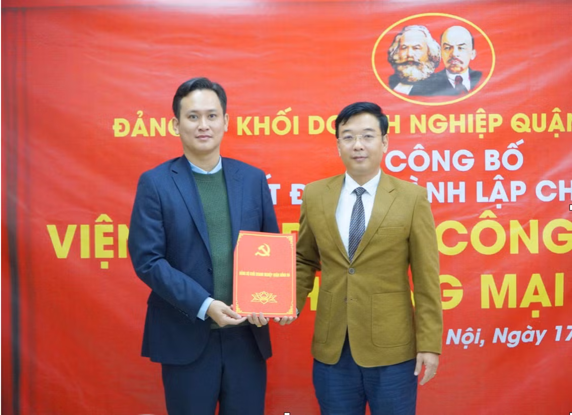 Đồng chí Vũ Mạnh Chiến - Quận Uỷ viên - Bí thư Đảng Uỷ Khối đã trao Quyết định thành lập Chi bộ cho đồng chí Nguyễn Thái Bình - Bí thư Chi bộ, Chủ tịch HĐQL Viện Ứng dụng Công nghệ AI và Thương mại số. Đồng chí Vũ Mạnh Chiến - Quận Uỷ viên - Bí thư Đảng Uỷ Khối đã trao Quyết định thành lập Chi bộ cho đồng chí Nguyễn Thái Bình - Bí thư Chi bộ, Chủ tịch HĐQL Viện Ứng dụng Công nghệ AI và Thương mại số.