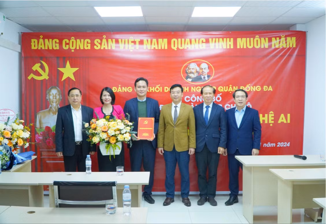 Khách mời tặng hoa và chúc mừng Chi bộ Viện Ứng dụng Công nghệ AI và Thương mại số. Khách mời tặng hoa và chúc mừng Chi bộ Viện Ứng dụng Công nghệ AI và Thương mại số.