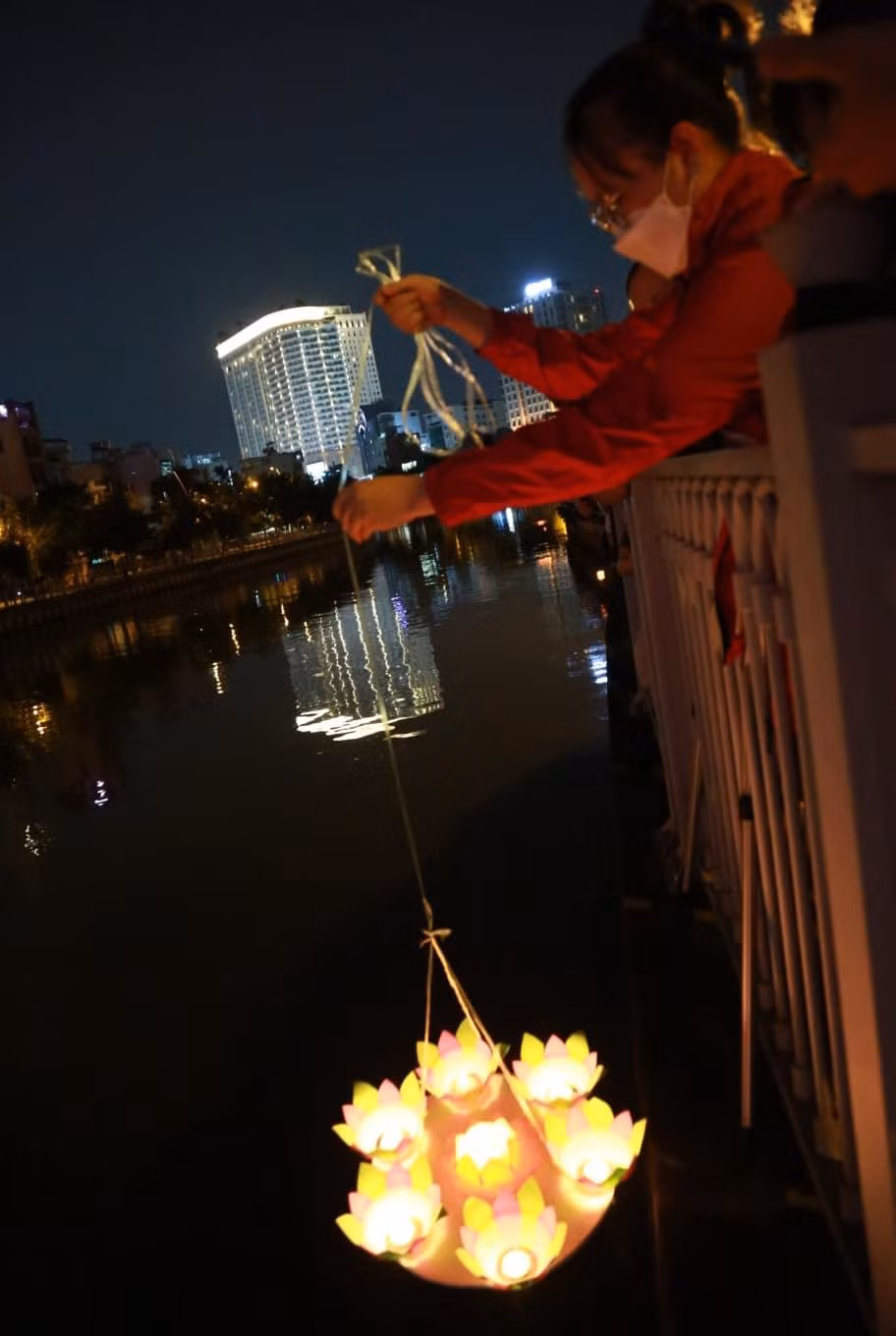 Chị Lê Bảo Ngọc (vợ anh Sơn) thả chùm đèn hoa xuống dòng kênh Nhiêu Lộc - Thị Nghè tưởng nhớ người thân. Chị Lê Bảo Ngọc (vợ anh Sơn) thả chùm đèn hoa xuống dòng kênh Nhiêu Lộc - Thị Nghè tưởng nhớ người thân.