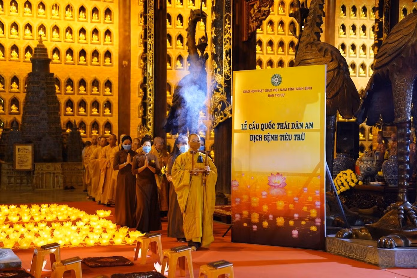 Xúc động lễ tưởng niệm đồng bào tử vong và cán bộ, chiến sĩ hy sinh do đại dịch COVID-19 ảnh 28 Xúc động lễ tưởng niệm đồng bào tử vong và cán bộ, chiến sĩ hy sinh do đại dịch COVID-19 ảnh 28