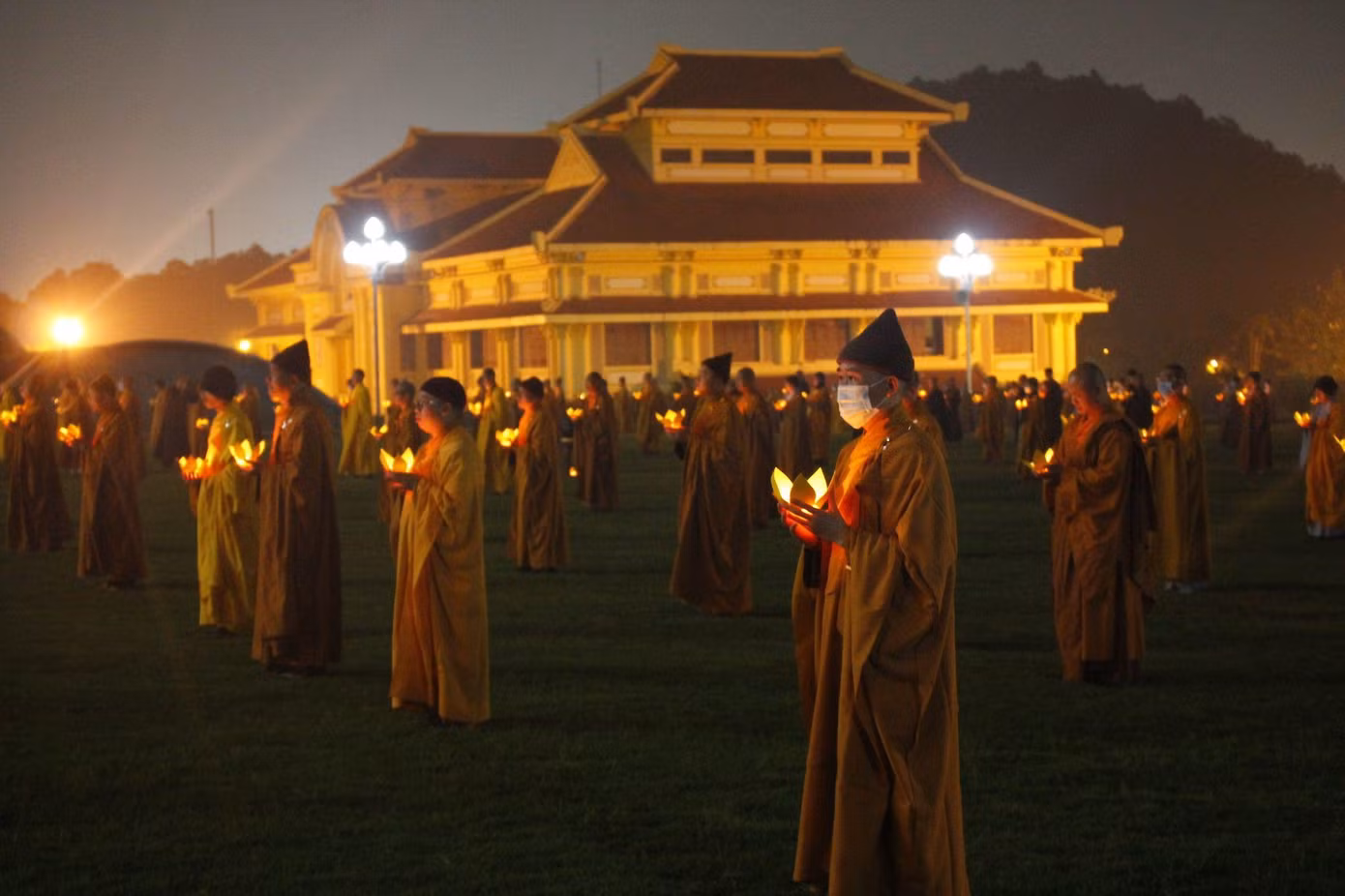 Hàng trăm tăng, ni sinh Học viện Phật giáo Việt Nam tại Hà Nội thắp hoa đăng tưởng niệm đồng bào, chiến sĩ mất do COVID-19. Hàng trăm tăng, ni sinh Học viện Phật giáo Việt Nam tại Hà Nội thắp hoa đăng tưởng niệm đồng bào, chiến sĩ mất do COVID-19.