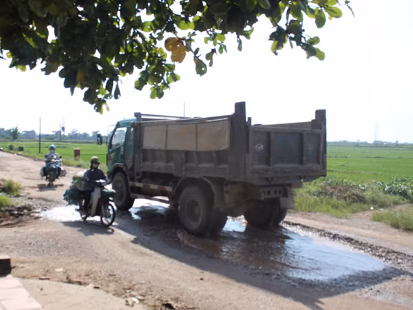 Đường 16 có nhiều đoạn xuống cấp nghiêm trọng nhưng tiến độ thi công chậm Ảnh: Tường Văn