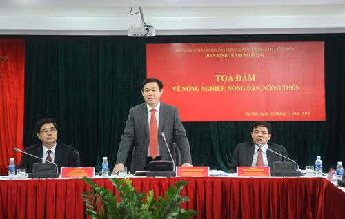 Ông Vương Đình Huệ, Ủy viên Trung ương Đảng, Trưởng Ban Kinh tế Trung ương (giữa) phát biểu tại buổi tọa đàm