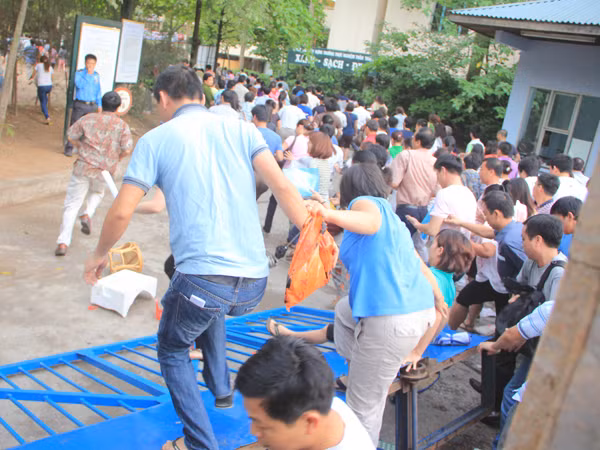 Cổng trường bị đạp đổ
