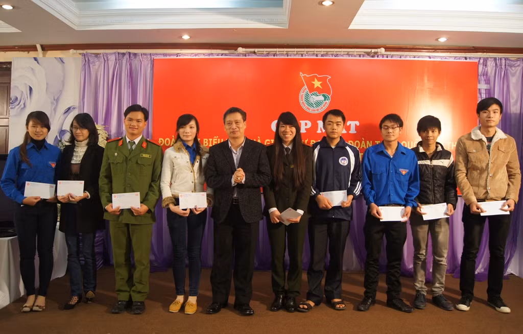  Những sinh viên quê Hà Giang có thành tích xuất sắc trong học tập nhận học bổng do báo An ninh Thủ đô tặng 