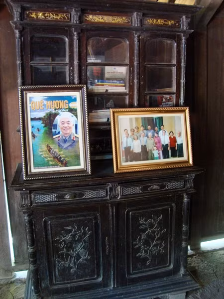 Trong ngôi nhà này, hầu như những hình ảnh, những cuốn sách đáng nhớ nhất về cuộc đời Đại tướng vẫn được lưu giữ cẩn thận. Trong ngôi nhà này, hầu như những hình ảnh, những cuốn sách đáng nhớ nhất về cuộc đời Đại tướng vẫn được lưu giữ cẩn thận