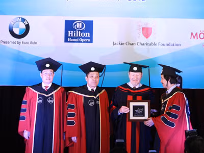 GS Douglas D. Osheroff cùng lãnh đạo Đại học Quốc gia Hà Nội 
