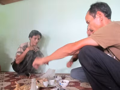 Trong lễ trừ tà cho Hồ Văn Lang. Ảnh: Nam Cường