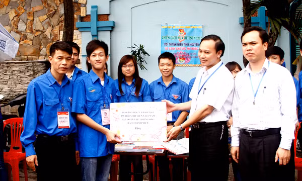 Quà của Bộ Giáo dục và Đào tạo, Trung ương Hội Sinh viên Việt Nam và Tập đoàn Thiên Long gửi tới sinh viên tình nguyện