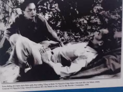 Trên đường đi Chiến dịch biên giới (1950) Đại tướng tổng tư lệnh Võ nguyên Giáp thăm hỏi sức khỏe Bác Hồ