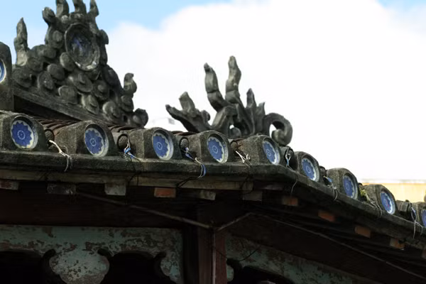 Gốm xanh gắn trang trí trên phần mái
