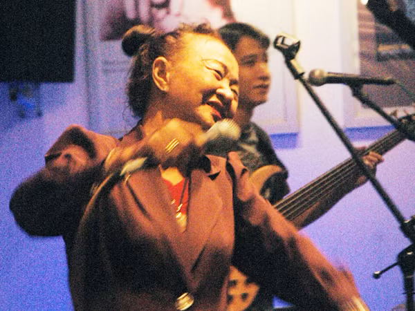 Ngọc Thy biểu diễn ở quán Yoko cùng nghệ sĩ ghi ta bass Lâm Minh Phương Ảnh: T.N.A