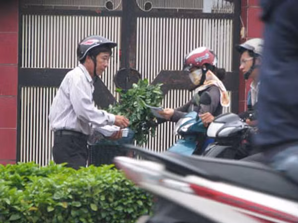 Phát sách quảng cáo về Phòng khám Đông y Hiện Đại cho người dân ở Thủ Dầu Một, Bình Dương