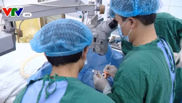 Cận cảnh quá trình ghép giác mạc của bé Hải An cho 2 người bệnh ảnh 4