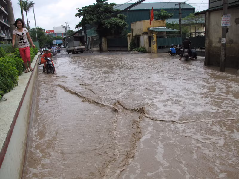 Người dân cho rằng, chính quyền nên cấm xe ô tô để bảo vệ đường. Ảnh: Trường Phong