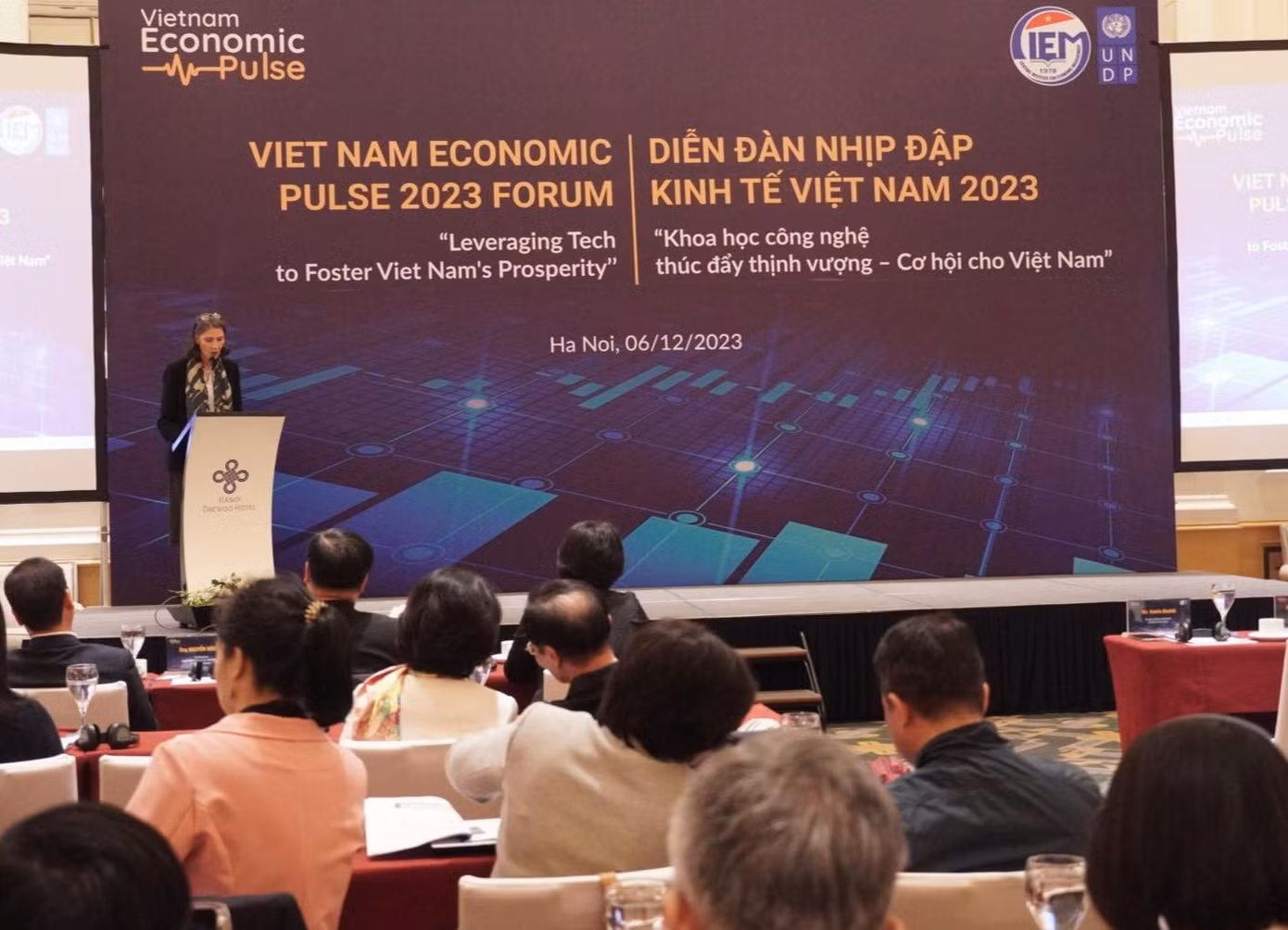 Quang cảnh diễn đàn.