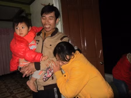 Anh Hà với vợ và con gái 3 tuổi.. Anh Hà với vợ và con gái 3 tuổi.