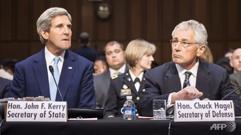 Bộ trưởng Bộ ngoại giao John Kerry và Bộ trưởng Bộ quốc phòng Chuck Hagel trong phiên điều trần tìm kiếm sự ủng hộ của quốc hội