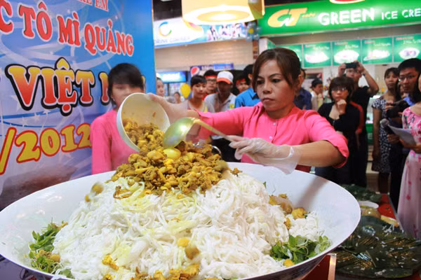 Tiếp đến cho thịt gà rim và nước chan