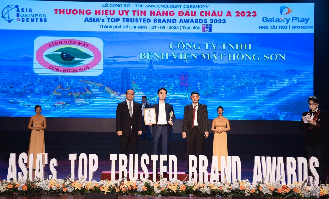Đại diện của Bệnh Viện Mắt Hồng Sơn nhận Giải thưởng “TOP 10 Thương hiệu Uy tín Hàng đầu Châu Á 2023” Đại diện của Bệnh Viện Mắt Hồng Sơn nhận Giải thưởng “TOP 10 Thương hiệu Uy tín Hàng đầu Châu Á 2023”