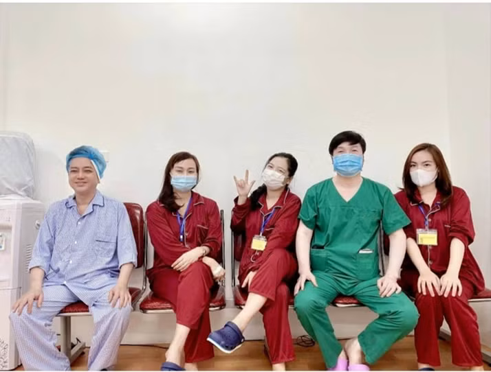 Bệnh nhân cùng PGS.TS.BS Cung Hồng Sơn Bệnh nhân cùng PGS.TS.BS Cung Hồng Sơn