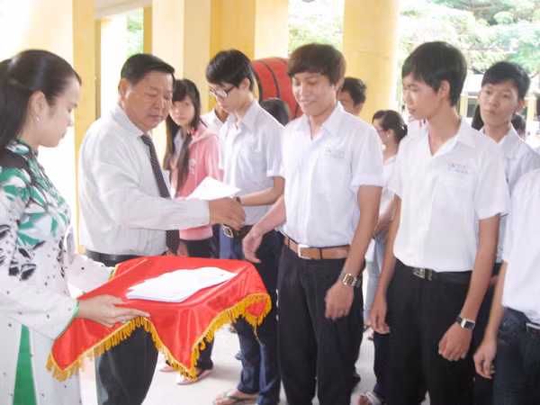 Bí thư thành ủy Lê Văn Cần trao thưởng cho học sinh trường Hoàng Diệu