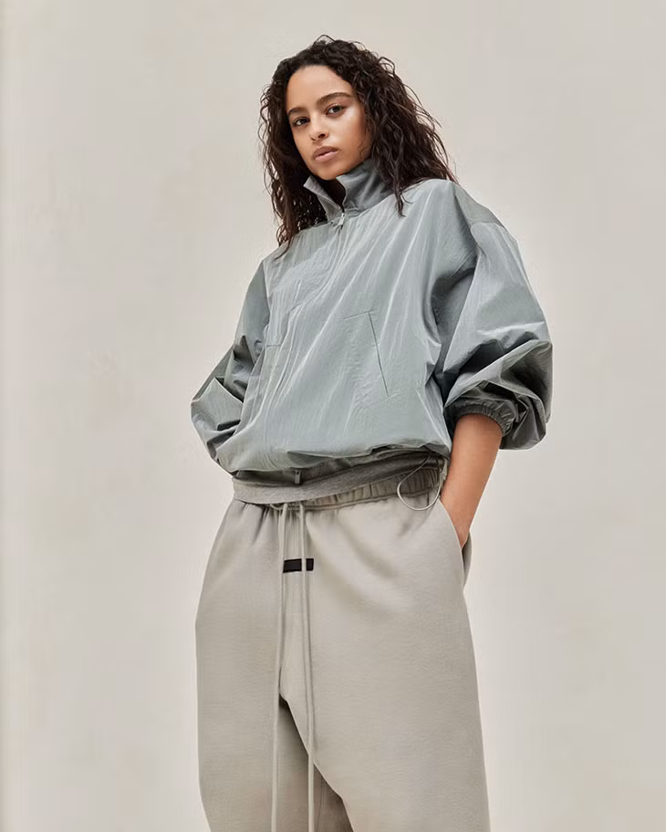 Từ trái sang: Balenciaga, FEAR OF GOD ESSENTIALS, MM6 Maison Margiela. Từ trái sang: Balenciaga, FEAR OF GOD ESSENTIALS, MM6 Maison Margiela.