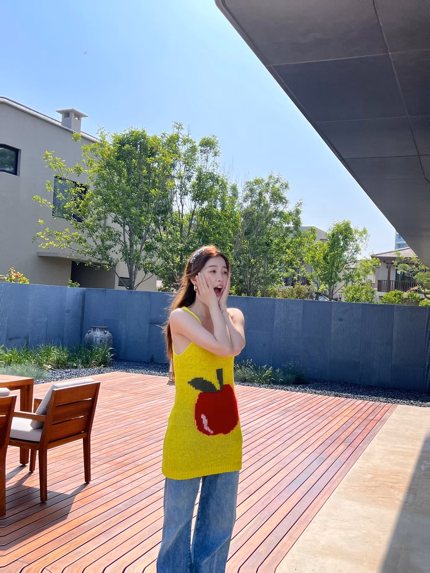 Thư Hân bắt trend mặc váy ngoài quần.