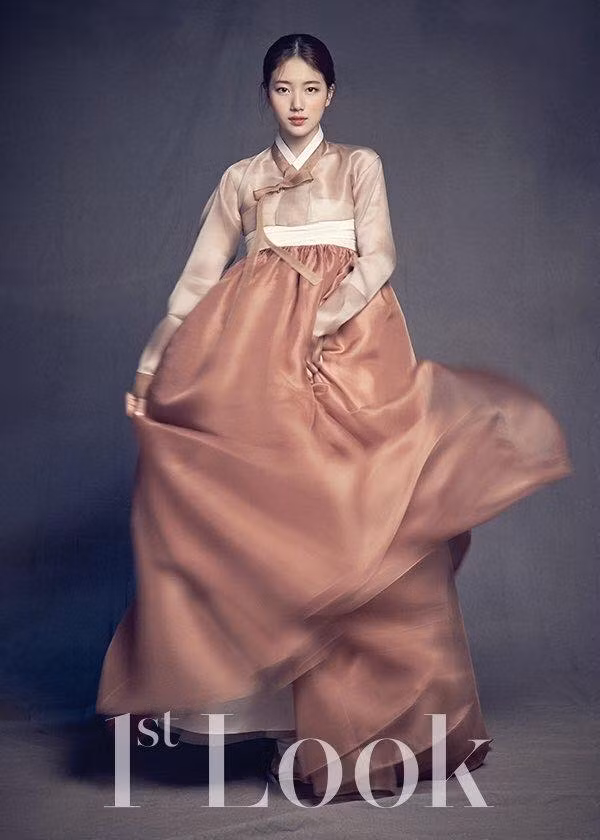 Nhan sắc ngọt ngào của Suzy ở tuổi 21 trên tạp chí 1st Look (2015) từng gây sốt một thời. Nhan sắc ngọt ngào của Suzy ở tuổi 21 trên tạp chí 1st Look (2015) từng gây sốt một thời.