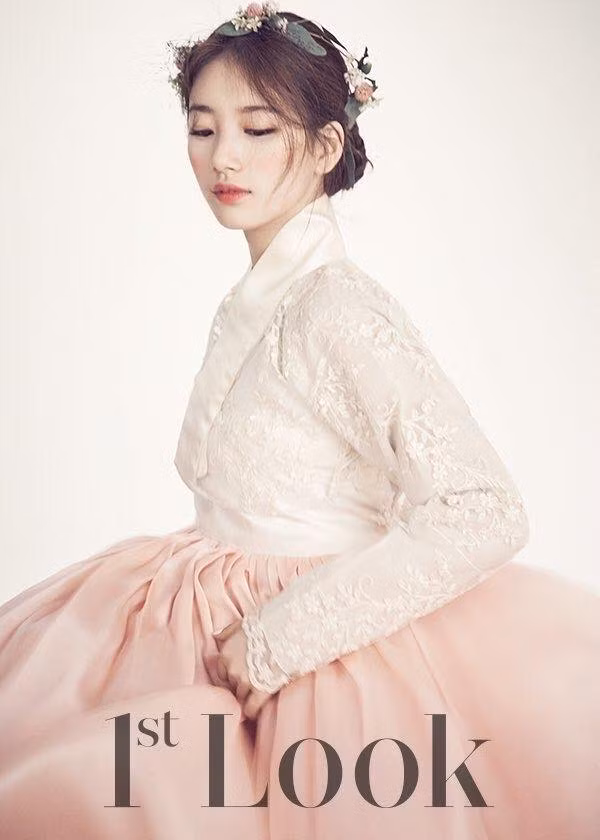 Nhan sắc ngọt ngào của Suzy ở tuổi 21 trên tạp chí 1st Look (2015) từng gây sốt một thời. Nhan sắc ngọt ngào của Suzy ở tuổi 21 trên tạp chí 1st Look (2015) từng gây sốt một thời.
