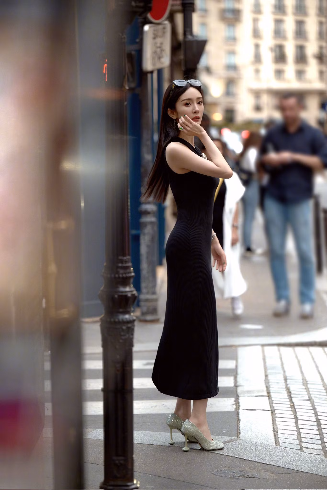 Sắc vóc của nàng Hoa đán giữa đường phố Paris.