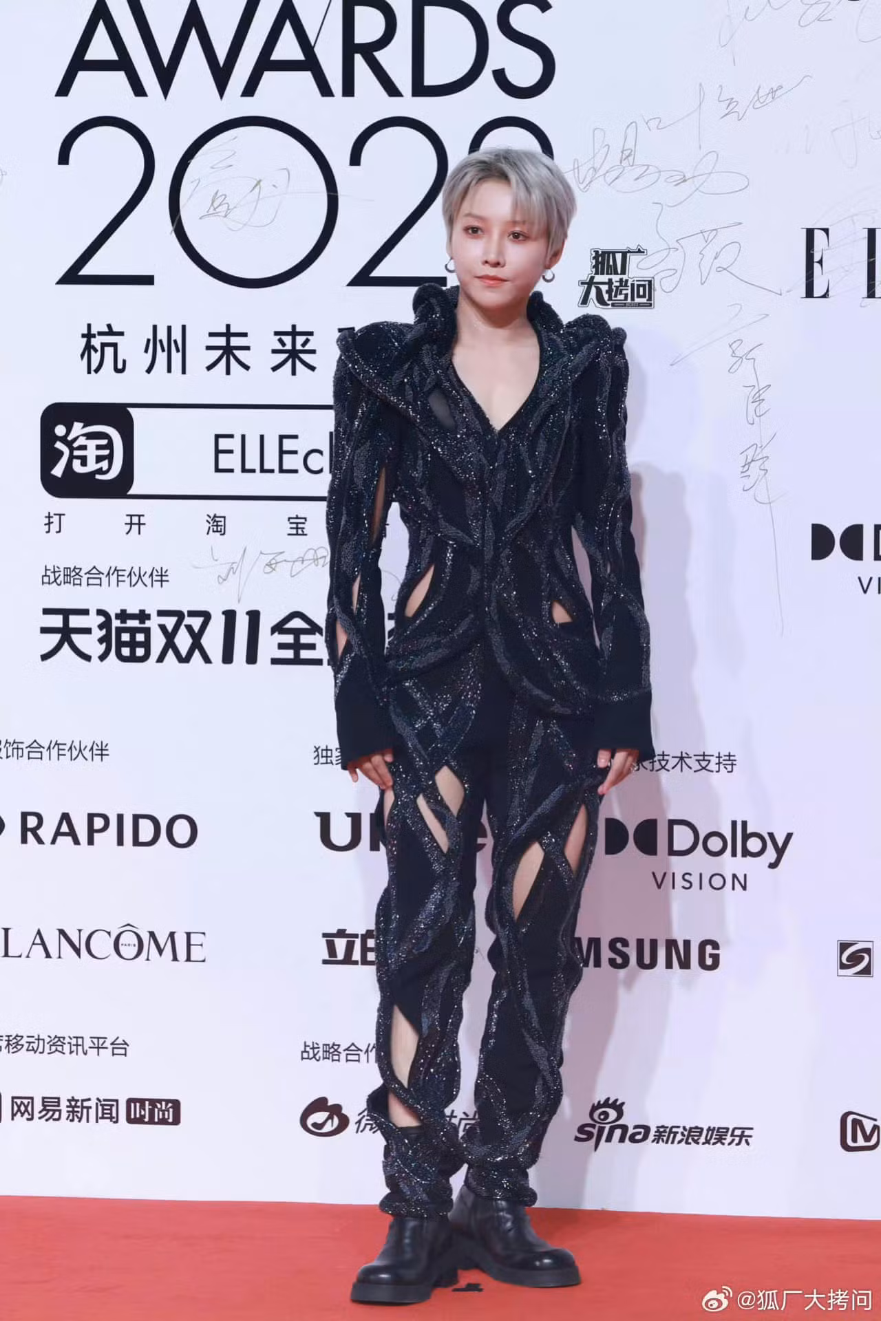 Lưu Vũ Hân lạ mắt với thiết kế cut-out.