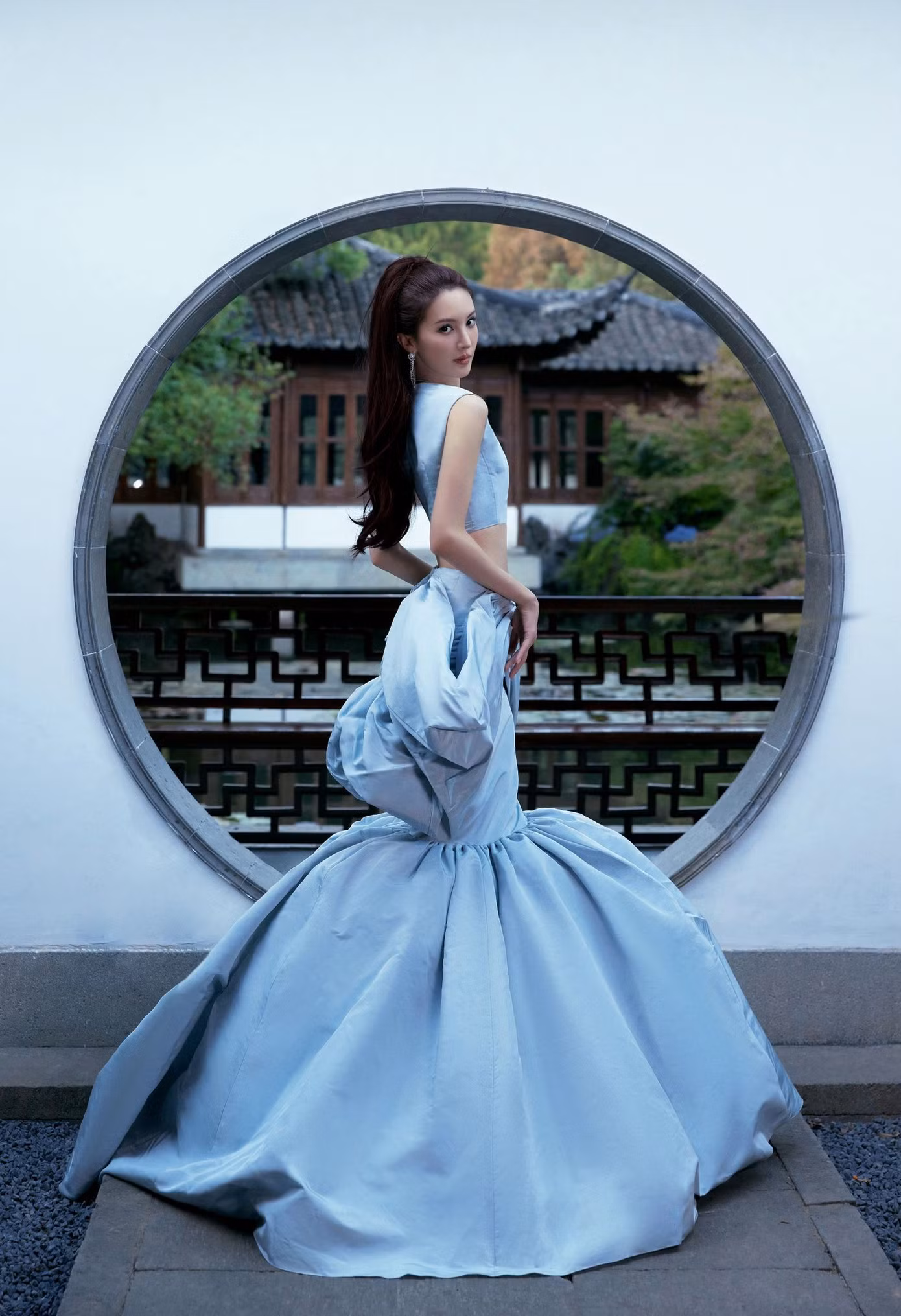 Kim Thần tỏa sáng trong thiết kế đầm đến từ nhà mốt Giambattista Valli.
