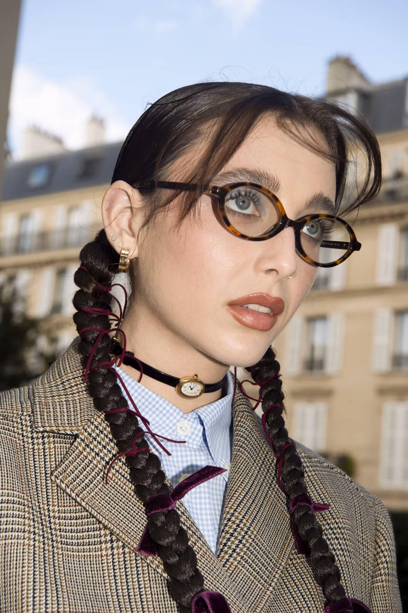 YouTuber Emma Chamberlain được đánh giá cao với tạo hình mọt sách tại show Miu Miu.