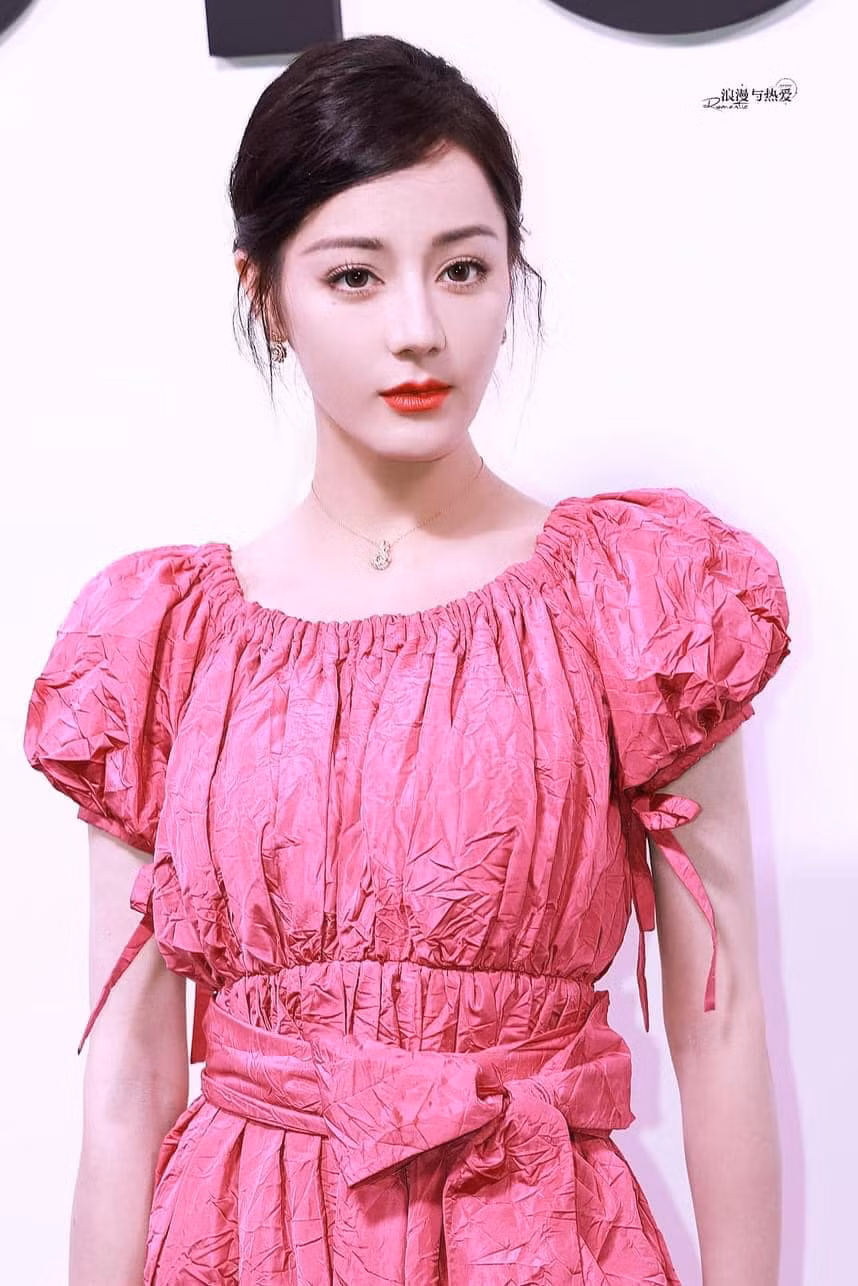 Đại diện toàn cầu dòng sản phẩm make-up và nước hoa của thương hiệu Dior xuất hiện với nhan sắc ngọt ngào trong thiết kế váy hồng.