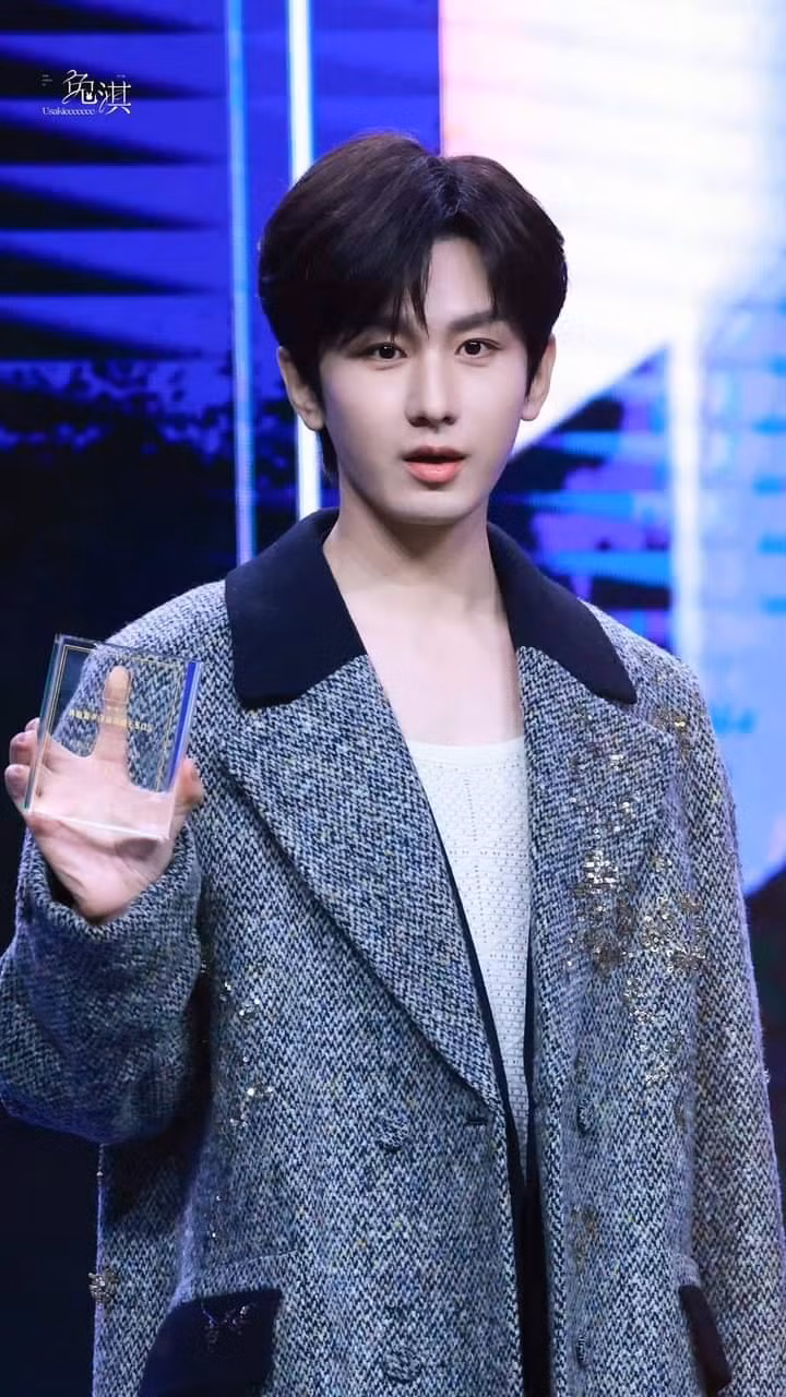 Thành Nghị được xướng tên ở hạng mục Nam diễn viên phim truyền hình có ảnh hưởng của năm.