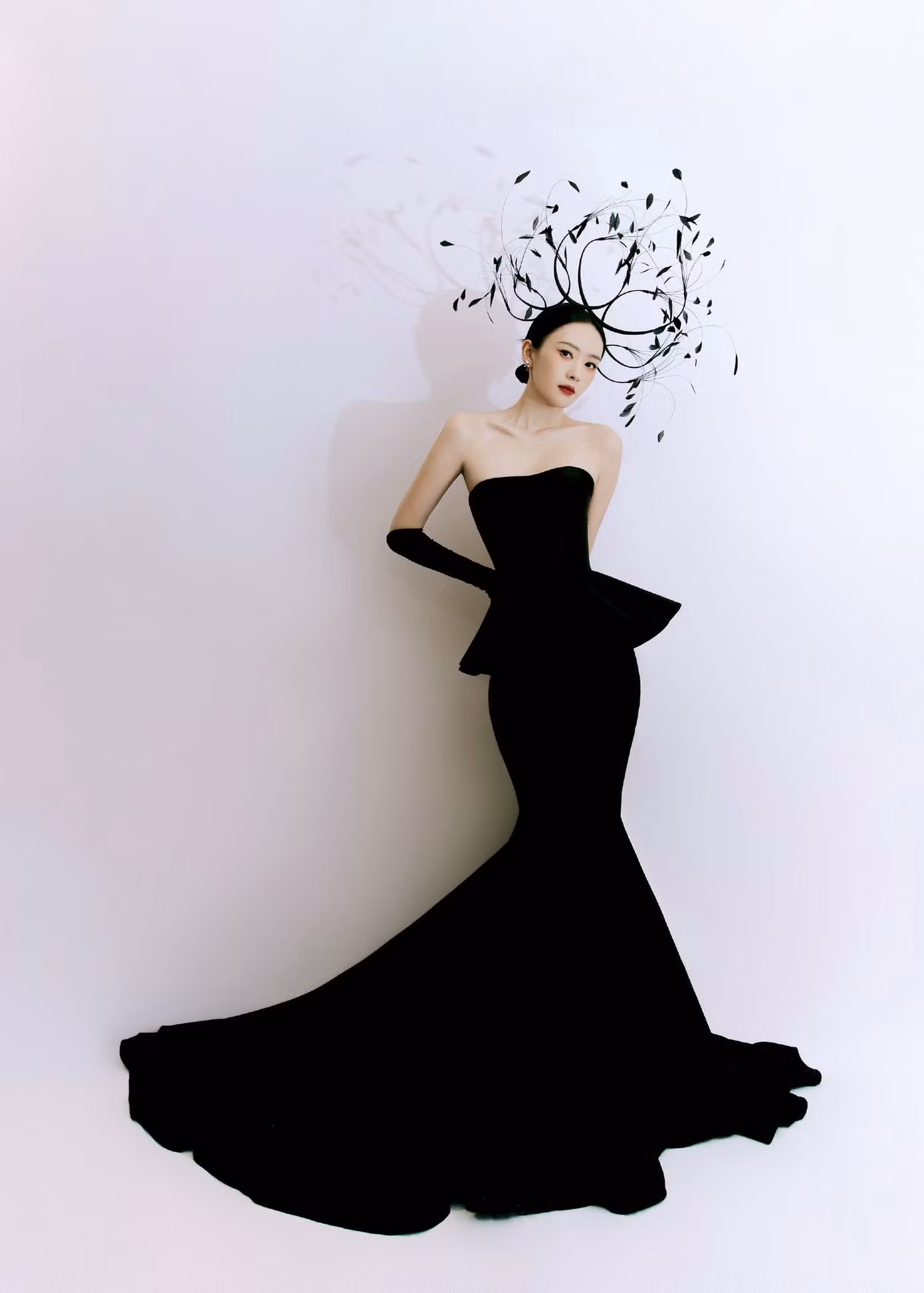 Đồng Dao kiêu kỳ trong thiết kế dạ hội đen, tạo điểm nhấn bằng phụ kiện cài đầu cách điệu.