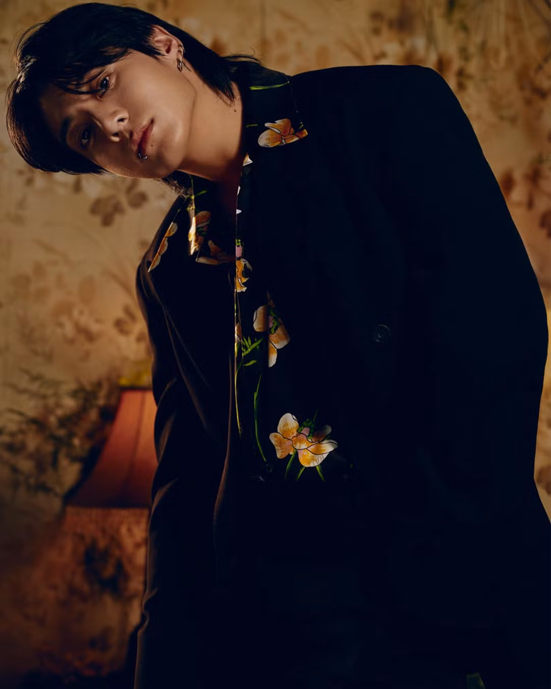 Jeon Jung Kook lãng tử, phong trần trong trang phục đến từ nhà mốt Balenciaga.