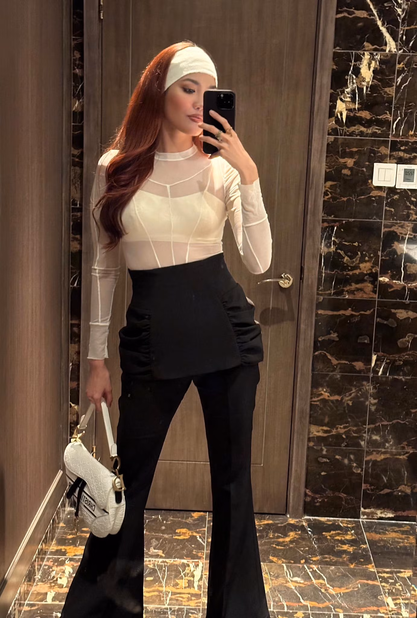 Cùng lựa chọn tông màu đen trắng cơ bản, Lan Khuê mix & match cá tính cùng băng đô, túi xách bạc họa tiết. Cùng lựa chọn tông màu đen trắng cơ bản, Lan Khuê mix & match cá tính cùng băng đô, túi xách bạc họa tiết.