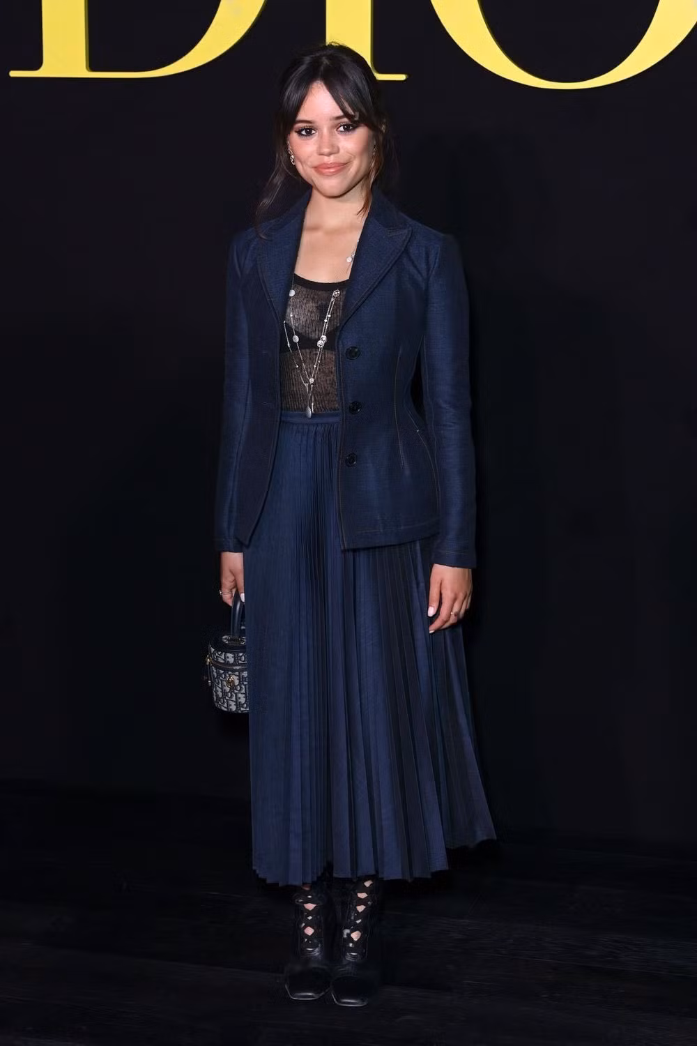 "Cô Tư" Jenna Ortega rạng rỡ tại show diễn Dior. "Cô Tư" Jenna Ortega rạng rỡ tại show diễn Dior.