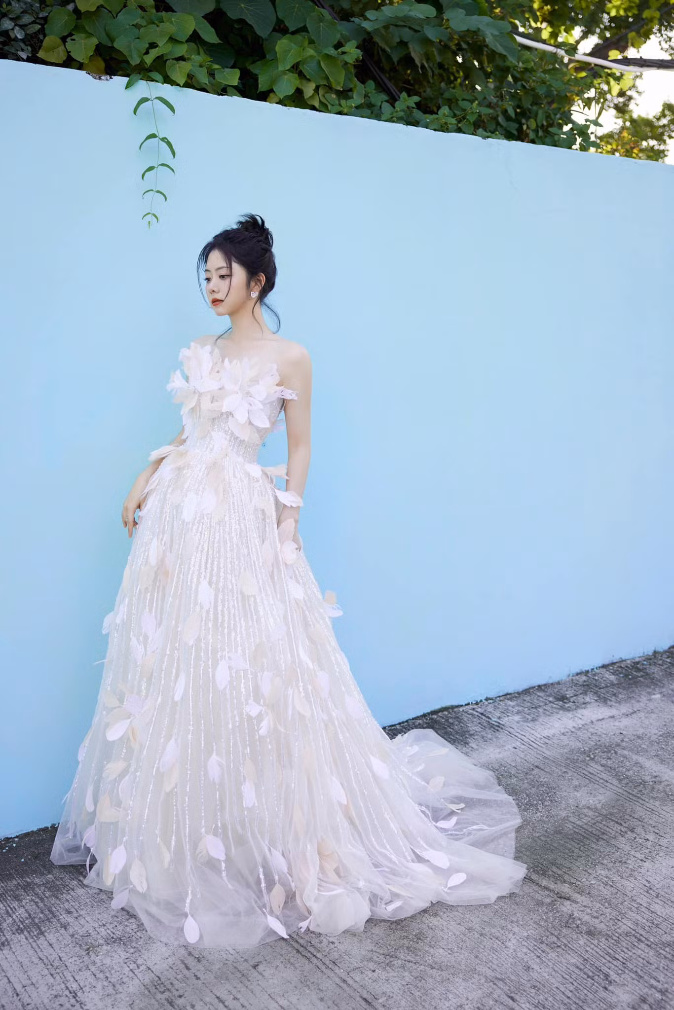 Đàm Tùng Vận lựa chọn thiết kế đính lông vũ trắng của Hacchic Couture tham dự Đêm hội Gào Thét IQIYI 2023.