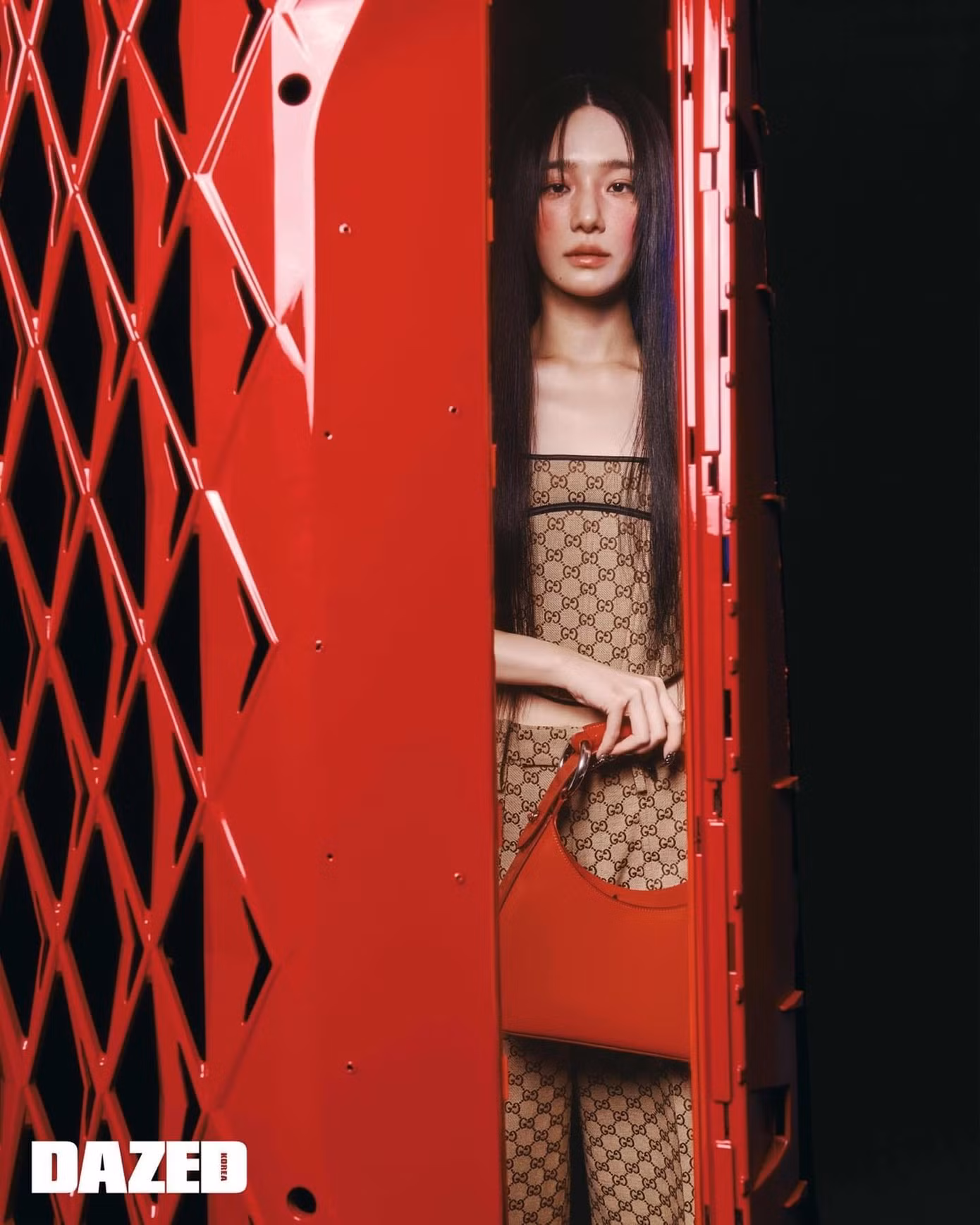 Park Gyu Young lăng xê tông màu nhận diện mới của Gucci trong loạt hình tạp chí.