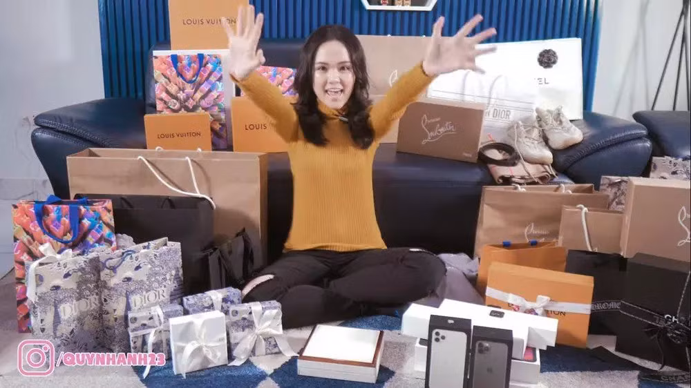 Quỳnh Anh sưu tầm túi xách, trang sức, phụ kiện của nhiều thương hiệu lớn.