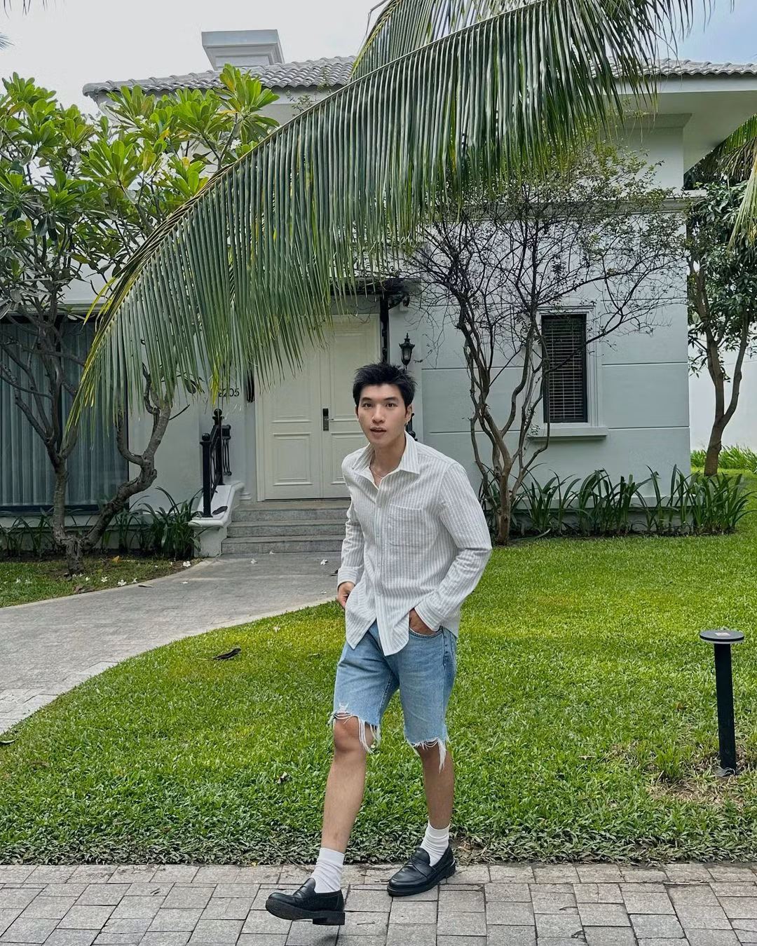 HIEUTHUHAI phá cách với đôi loafer chất liệu da. HIEUTHUHAI phá cách với đôi loafer chất liệu da.